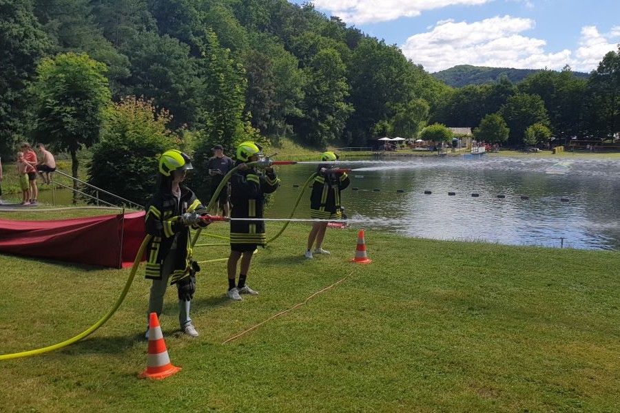 Jugendfeuerwehr gewinnt Jux Triathlon